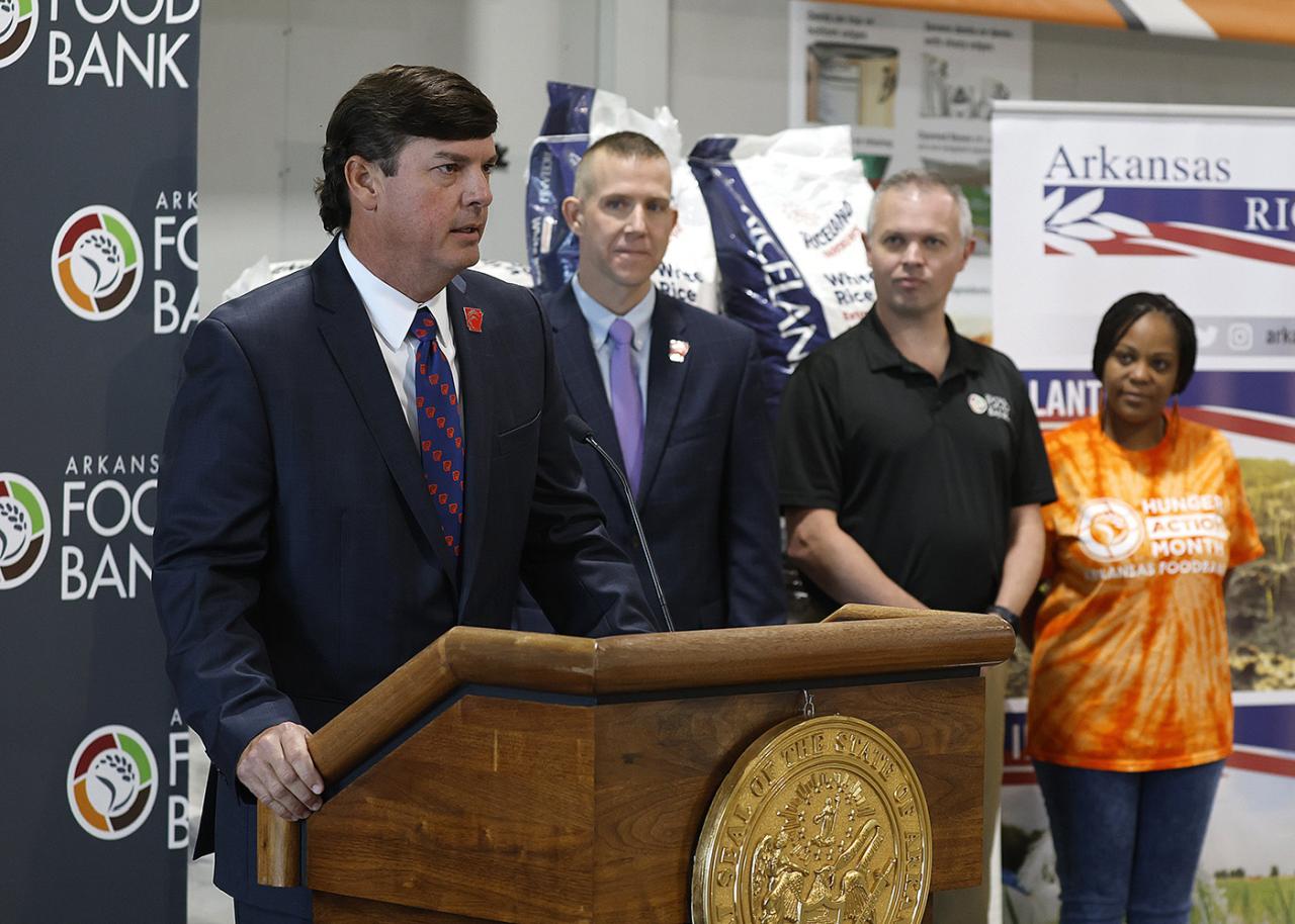 Arkansas rice farmer Jeff Rutledge, (at podium) announces donation at news conference (photo by Thomas Metthe)